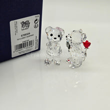 Lade das Bild in den Galerie-Viewer, SWAROVSKI Kris Bär Eine schöne Überraschung 5705324