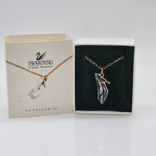 Lade das Bild in den Galerie-Viewer, SWAROVSKI Memories Halskette High Heel Schuh Vergoldet 191622