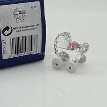 Lade das Bild in den Galerie-Viewer, SWAROVSKI Memories Kinderwagen Ein Mädchen Herz Rosa Pink 5003407