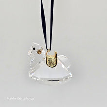 Lade das Bild in den Galerie-Viewer, SWAROVSKI Memories Schaukelpferd Ornament 842759