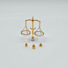 Lade das Bild in den Galerie-Viewer, SWAROVSKI Memories Waage mit Gewichten 272709