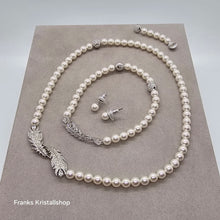 Lade das Bild in den Galerie-Viewer, SWAROVSKI Nice Feder Schmuckset Perlen Ohrstecker Collier Armband Weiß Rhodiniert oU