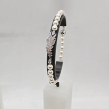 Lade das Bild in den Galerie-Viewer, SWAROVSKI Nice Feder Schmuckset Perlen Ohrstecker Collier Armband Weiß Rhodiniert oU