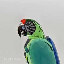 Lade das Bild in den Galerie-Viewer, SWAROVSKI Crystal Paradise Papagei Ara Chrome Green auf Holzsockel 685824