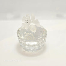 Lade das Bild in den Galerie-Viewer, SWAROVSKI Pillendose Rund Blüten 010068