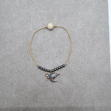 Lade das Bild in den Galerie-Viewer, Swarovski Remix Armband Tarot 1 Gr. M Schwalbe Vergoldet 5494381