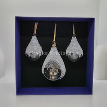 Lade das Bild in den Galerie-Viewer, SWAROVSKI SCS Weihnachtskugel 2021 Tropfen Set Holiday Magic 5596791