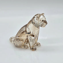 Lade das Bild in den Galerie-Viewer, SWAROVSKI SCS Löwenbaby Akili 5135896 oU