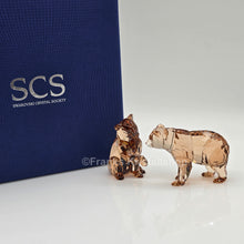 Lade das Bild in den Galerie-Viewer, SWAROVSKI SCS Jahresfigur 2017 Bärenjungen Arcadia 5236593 oU