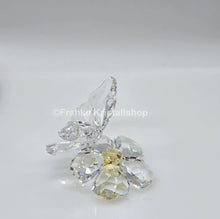 Lade das Bild in den Galerie-Viewer, SWAROVSKI Schmetterling auf Blume 840190