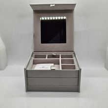 Lade das Bild in den Galerie-Viewer, SWAROVSKI Jewelry Box Grau Schmucktasche 5234569