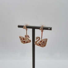 Lade das Bild in den Galerie-Viewer, SWAROVSKI Facet Swan Ohrstecker Schwan, Rosévergoldet 5358058