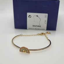 Lade das Bild in den Galerie-Viewer, SWAROVSKI Sparkling Dance Rainbow Armreif Größe M Vergoldet 5537493