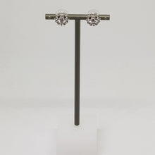 Lade das Bild in den Galerie-Viewer, SWAROVSKI Sparkling Dance Flower Ohrstecker Weiß, Rhodiniert 5396227