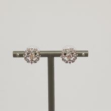 Lade das Bild in den Galerie-Viewer, SWAROVSKI Sparkling Dance Flower Ohrstecker Weiß, Rhodiniert 5396227