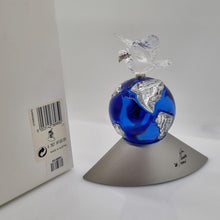Lade das Bild in den Galerie-Viewer, SWAROVSKI Taube auf Weltkugel UNICEF 2000 Millenium Planet 238985
