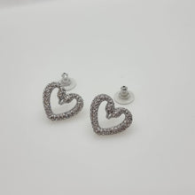 Lade das Bild in den Galerie-Viewer, SWAROVSKI Una Herz Ohrstecker Mittel, Weiß, Rhodiniert 5625535