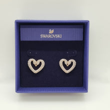 Lade das Bild in den Galerie-Viewer, SWAROVSKI Sublima Herz Ohrstecker Mittel, Weiß, Roségold-Legierungsschicht 5628659