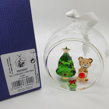 Lade das Bild in den Galerie-Viewer, SWAROVSKI Weihnachtskugel Weihnachtsszene Teddybär 5533942