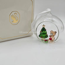 Lade das Bild in den Galerie-Viewer, SWAROVSKI Weihnachtskugel Weihnachtsszene Teddybär 5533942