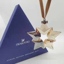 Lade das Bild in den Galerie-Viewer, SWAROVSKI Weihnachtsstern 2019 groß Gold SCS 5429596