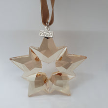 Lade das Bild in den Galerie-Viewer, SWAROVSKI Weihnachtsstern 2019 groß Gold SCS 5429596
