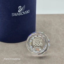 Lade das Bild in den Galerie-Viewer, SWAROVSKI Disney Winnie Puuh Namensschild Honigtopf 905772