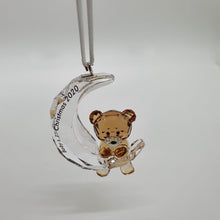 Lade das Bild in den Galerie-Viewer, SWAROVSKI Babys Erstes Weihnachtsornament Bär 2020 5533941