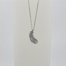 Lade das Bild in den Galerie-Viewer, Swarovski Nice Feder Halskette Weiß Rhodiniert