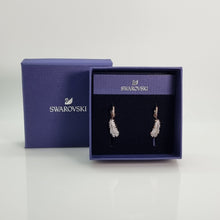 Lade das Bild in den Galerie-Viewer, SWAROVSKI Feder Ohrhänger Naughty Ohrringe weiß rosévergoldet
