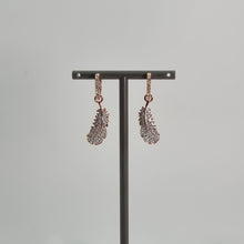 Lade das Bild in den Galerie-Viewer, SWAROVSKI Feder Ohrhänger Naughty Ohrringe weiß rosévergoldet