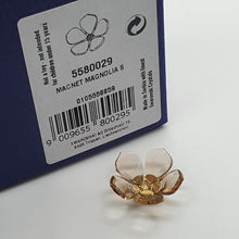 Lade das Bild in den Galerie-Viewer, SWAROVSKI Garden Tales Magnolie Magnet Klein 5580029