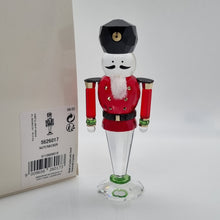 Lade das Bild in den Galerie-Viewer, SWAROVSKI Holiday Cheers Nussknacker 5626017
