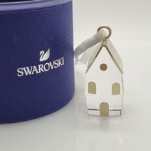 Lade das Bild in den Galerie-Viewer, SWAROVSKI Holiday Magic Winterdorf Ornament 2021 5597146