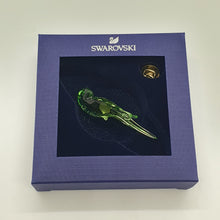Lade das Bild in den Galerie-Viewer, SWAROVSKI Jungle Beats Papagei Magnet Brosche Grün Klein 5557813
