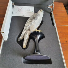 Lade das Bild in den Galerie-Viewer, SWAROVSKI Myriad Falke Kedari klein