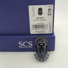 Lade das Bild in den Galerie-Viewer, SWAROVSKI SCS Elegance of Africa Maske Event Brosche 5619207