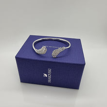 Lade das Bild in den Galerie-Viewer, SWAROVSKI Nice Feder Armreif Größe L Weiß, Rhodiniert 5515032