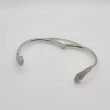 Lade das Bild in den Galerie-Viewer, SWAROVSKI Nice Feder Armreif Größe L Weiß, Rhodiniert 5515032