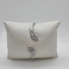 Lade das Bild in den Galerie-Viewer, SWAROVSKI Nice Feder Armreif Größe M Weiß, Rhodiniert 5482915