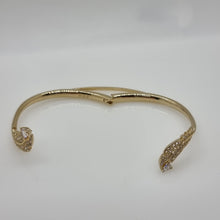 Lade das Bild in den Galerie-Viewer, SWAROVSKI Nice Feder Armreif Größe S Weiß, Vergoldet 5515019