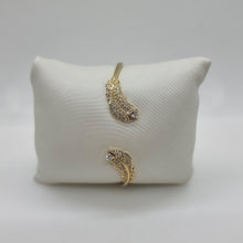 Lade das Bild in den Galerie-Viewer, SWAROVSKI Nice Feder Armreif Größe S Weiß, Vergoldet 5515019