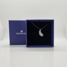Lade das Bild in den Galerie-Viewer, Swarovski Nice Feder Halskette Weiß Rhodiniert