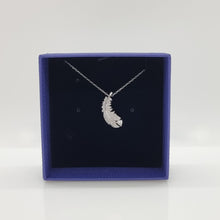 Lade das Bild in den Galerie-Viewer, Swarovski Nice Feder Halskette Weiß Rhodiniert