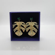 Lade das Bild in den Galerie-Viewer, SWAROVSKI Tropical Leaf Ohrringe, mehrfarbig, vergoldet 5525242