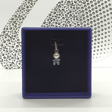Lade das Bild in den Galerie-Viewer, SWAROVSKI Remix Charm Anhänger Blau Junge 5468566