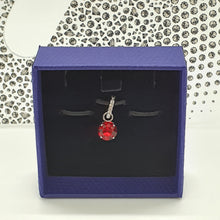 Lade das Bild in den Galerie-Viewer, SWAROVSKI Remix Charm Anhänger Rot 5437315