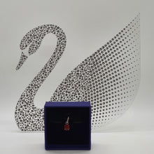 Lade das Bild in den Galerie-Viewer, SWAROVSKI Remix Charm Anhänger Rot 5437315