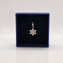 Lade das Bild in den Galerie-Viewer, SWAROVSKI Schneeflocke Stern Charm Anhänger