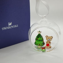 Lade das Bild in den Galerie-Viewer, SWAROVSKI Weihnachtskugel Weihnachtsszene Teddybär 5533942